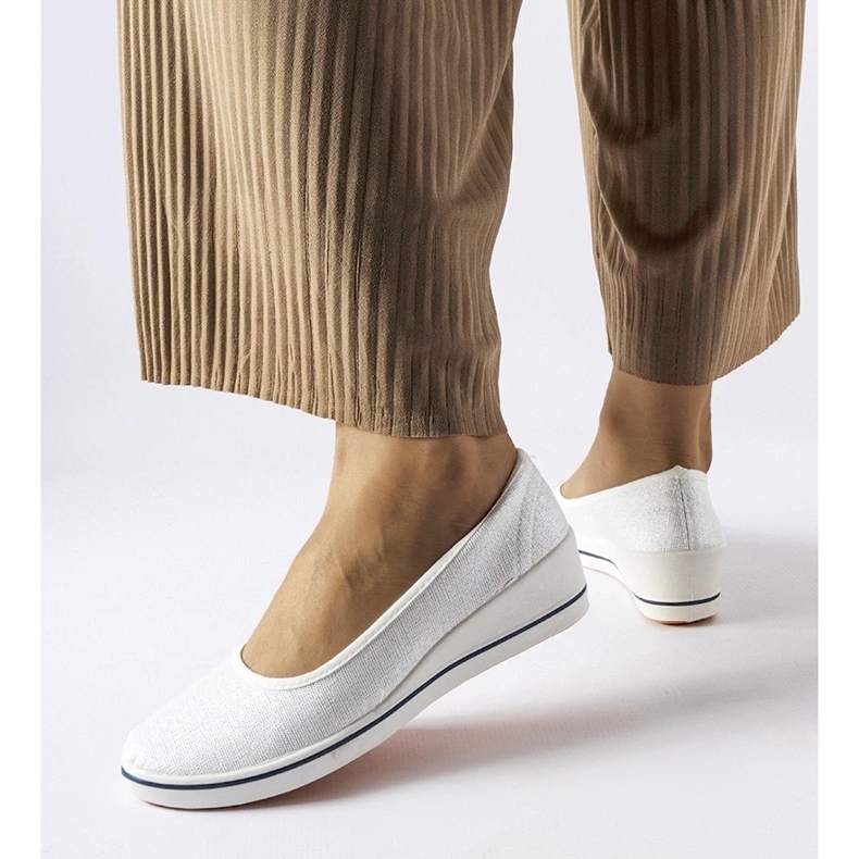 D/GMR Glänzende ecrufarbene Ballerinas mit Morrison-Keilabsatz beige 2