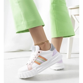 D/GMR Weiße Turnschuhe auf der Prinsep-Plattform 1