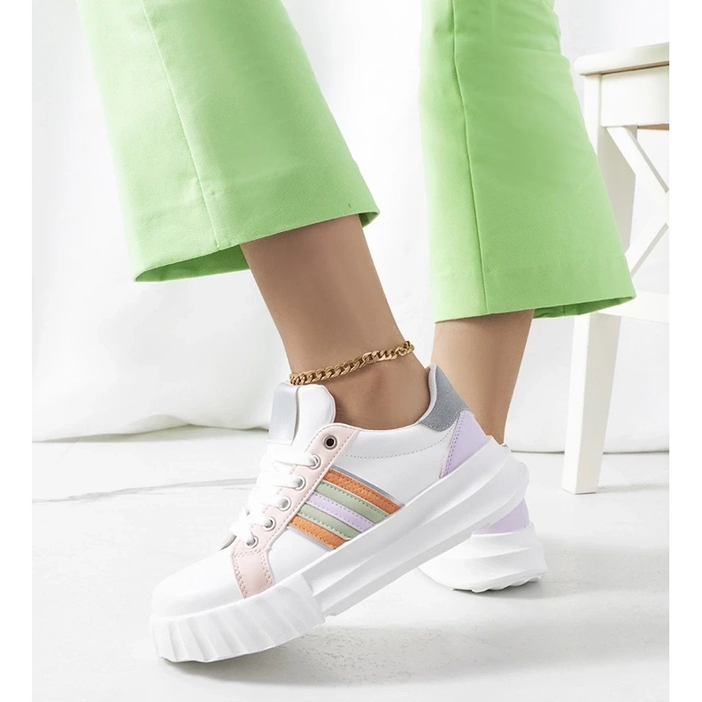 D/GMR Weiße Turnschuhe auf der Prinsep-Plattform 1