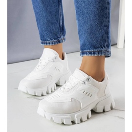 D/GMR Weiße Turnschuhe auf einer massiven Inez-Sohle 1