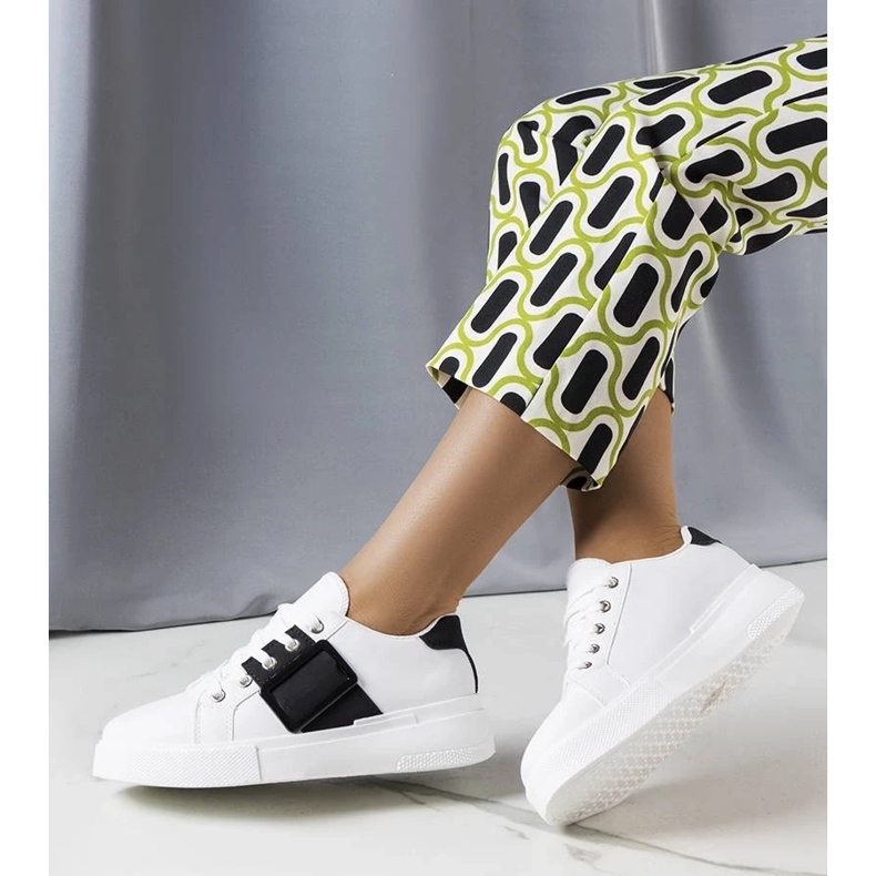 D/GMR Weiße Turnschuhe mit einer schwarzen Erin-Schnalle 2