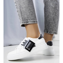 D/GMR Weiße Turnschuhe verziert mit einer schwarzen Toni-Schnalle 2