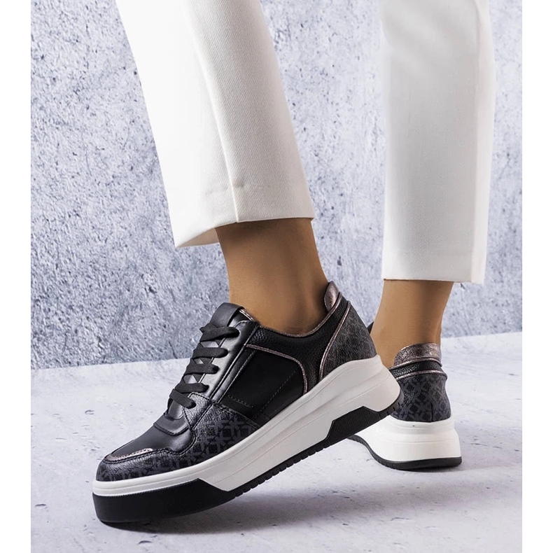 D/GMR Schwarze Turnschuhe, verziert mit dem Grandbois-Monogramm 1