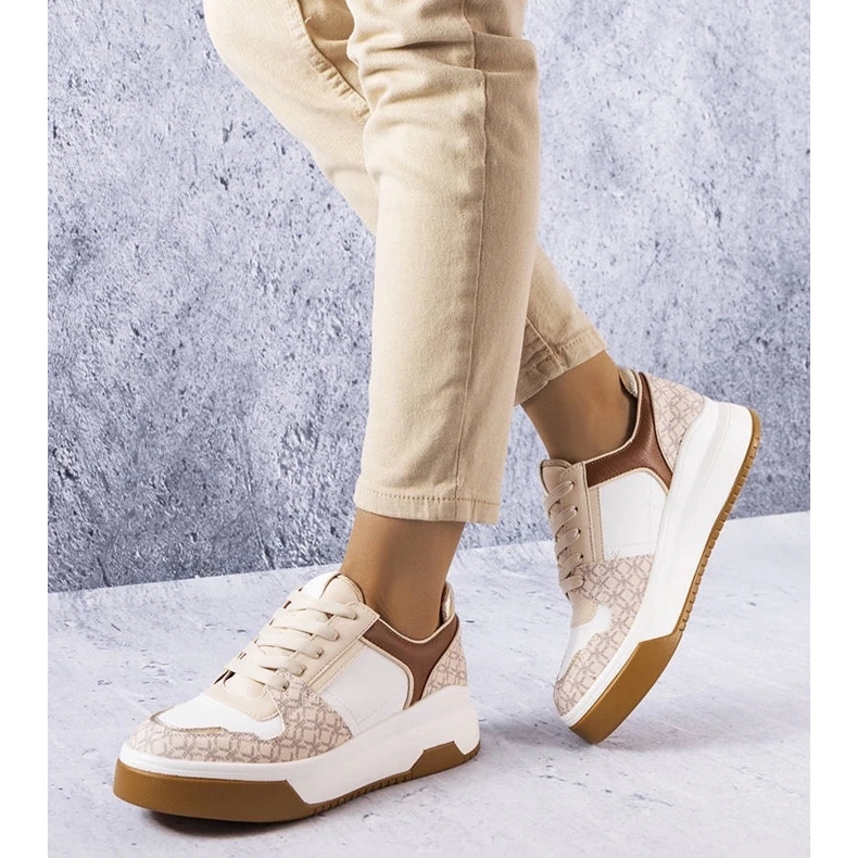 D/GMR Braune Turnschuhe, verziert mit dem Grandbois-Monogramm 1