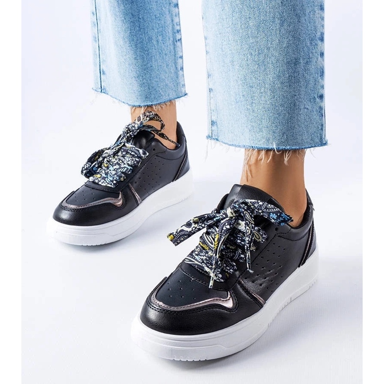 D/GMR Schwarze Turnschuhe mit einem Pryor -Band gebunden 2