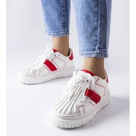 D/GMR Weiße und rote Turnschuhe auf der Binet-Plattform 1