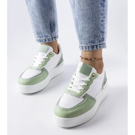 D/GMR Grüne Turnschuhe auf der Tooele-Plattform 1