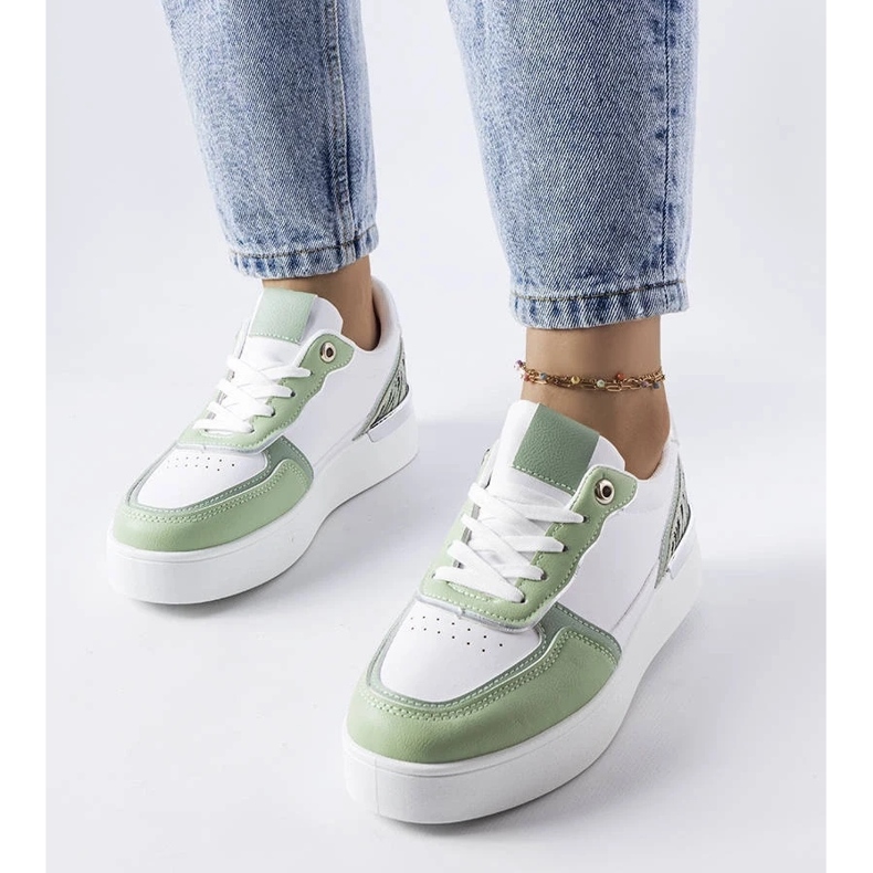 D/GMR Grüne Turnschuhe auf der Tooele-Plattform 1