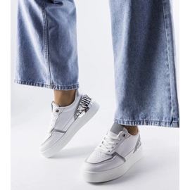 D/GMR Weiße Turnschuhe auf der Tooele-Plattform 1