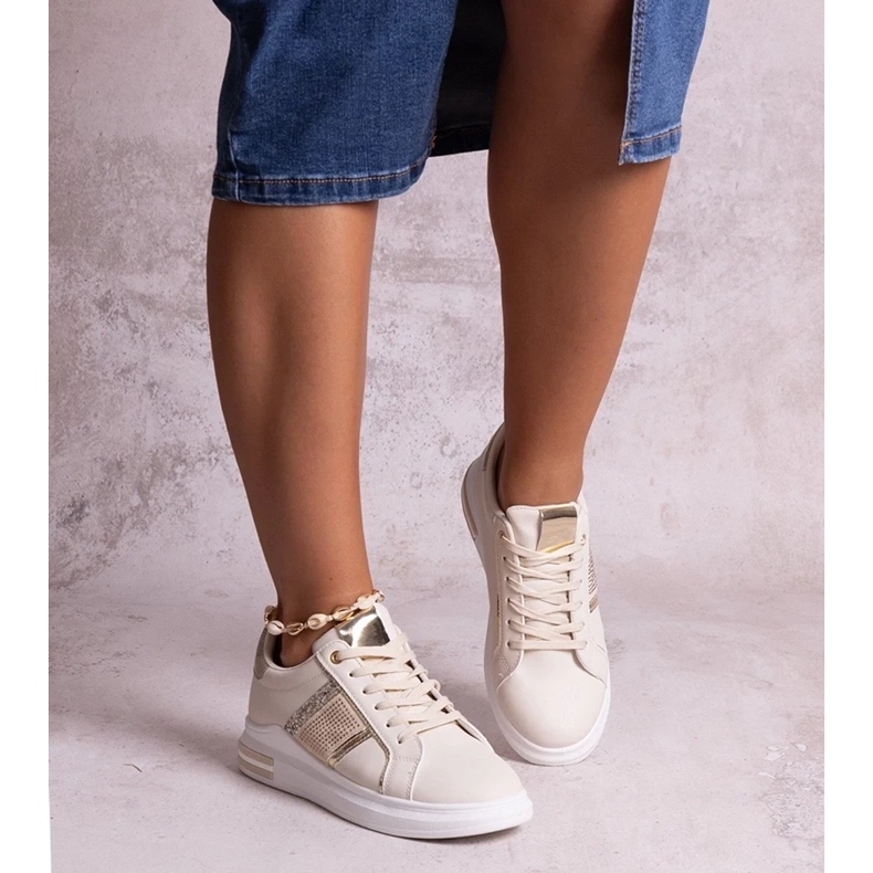 D/GMR Beigefarbene Sneakers, verziert mit Xarles-Strasssteinen 1