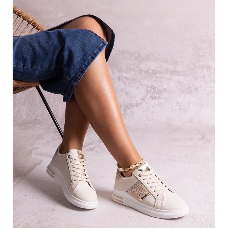 D/GMR Beigefarbene Sneakers, verziert mit Xarles-Strasssteinen 2