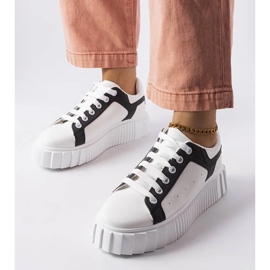 D/GMR Weiße Turnschuhe auf der Gosselin-Plattform 1