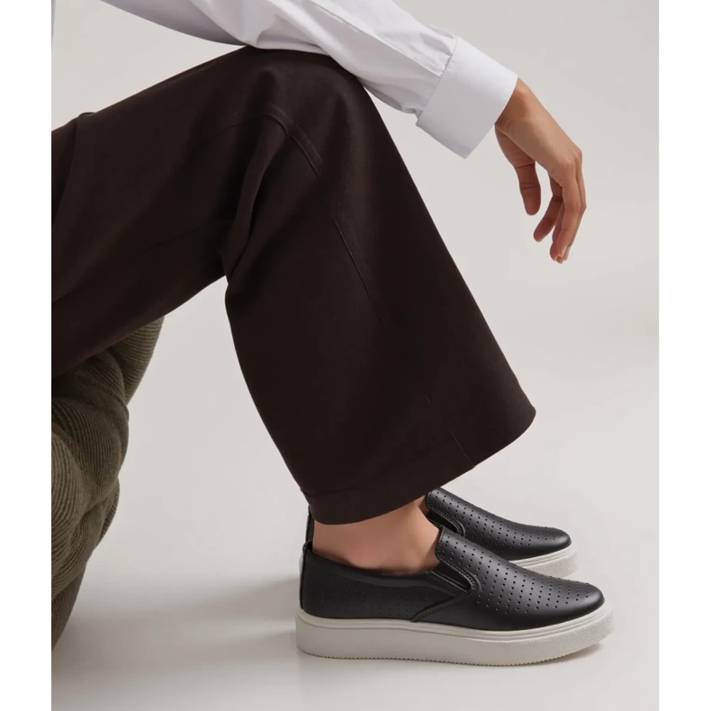 Schwarze, durchbrochene Slip-On-Sneaker von Towns 2