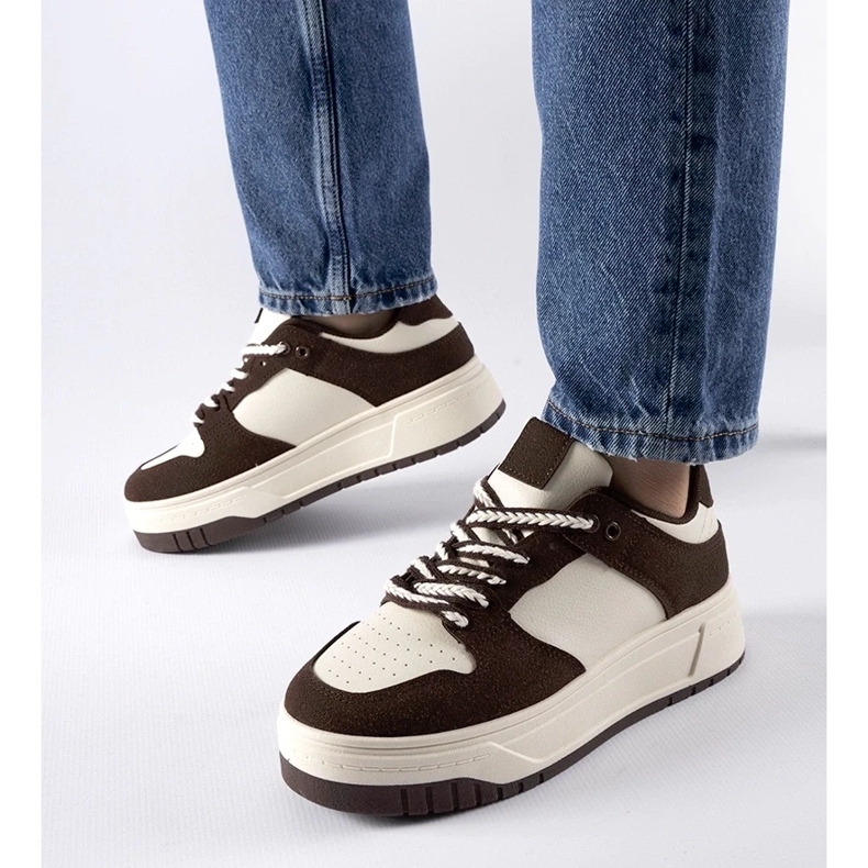 D/GMR Braune Turnschuhe auf der Crim-Plattform 1