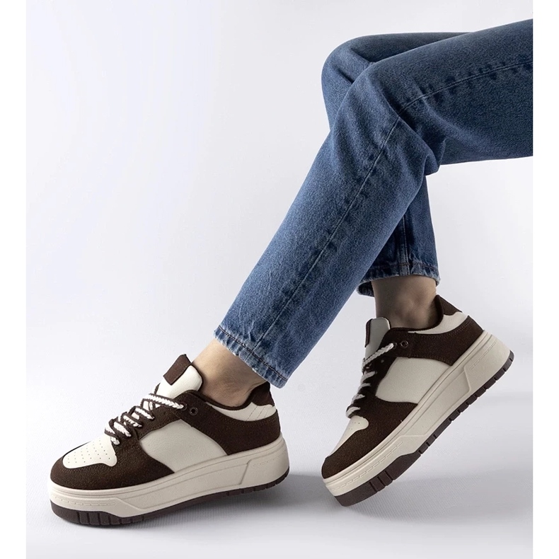 D/GMR Braune Turnschuhe auf der Crim-Plattform 2