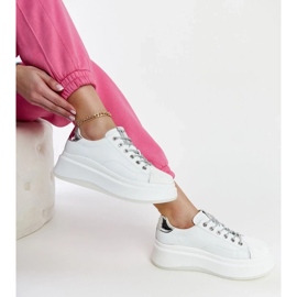 D/GMR Weiße Turnschuhe auf der GOE NN2N4033 -Plattform 2