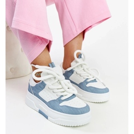 D/GMR Weiße und blaue Turnschuhe auf der Szekeres-Plattform 1