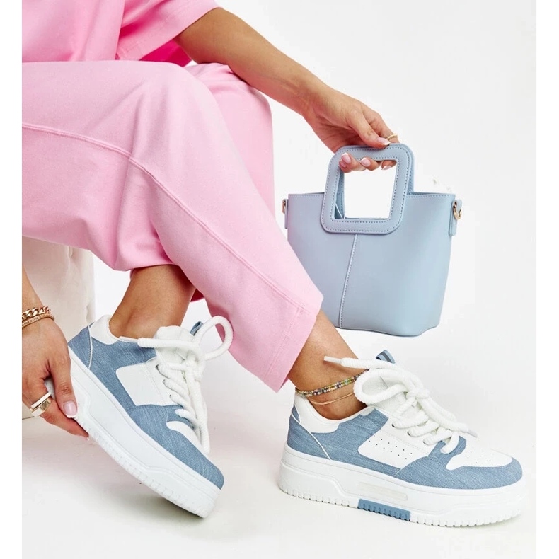 D/GMR Weiße und blaue Turnschuhe auf der Szekeres-Plattform 2