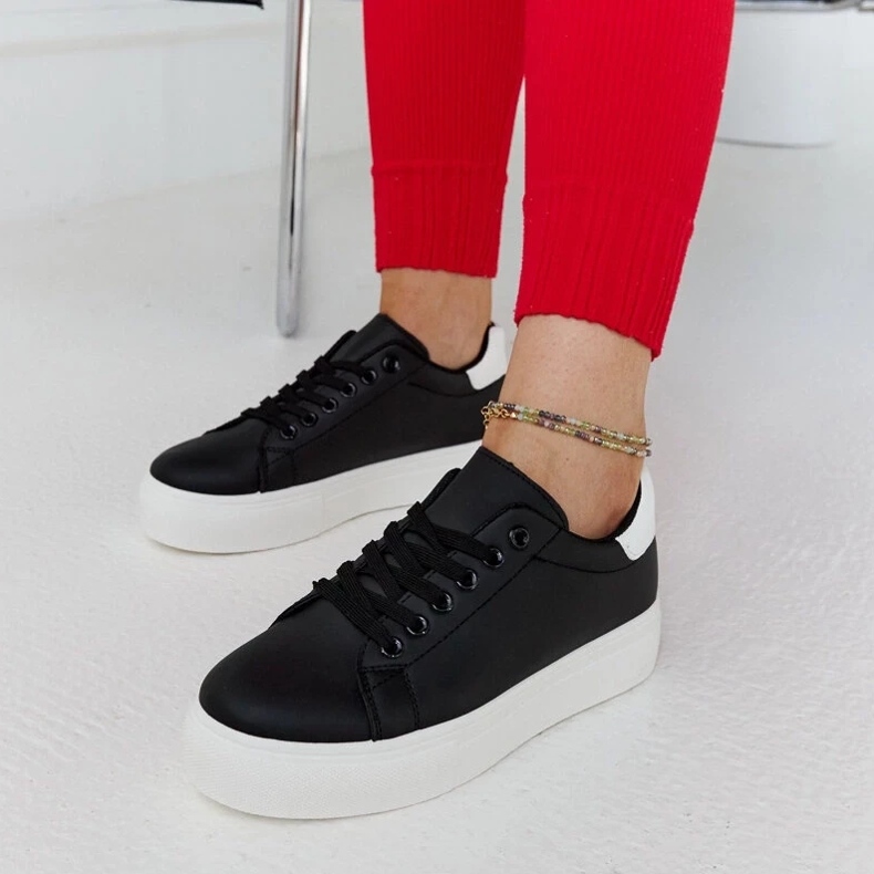 D/GMR Schwarz -Weiß -Turnschuhe auf einer dicken Sohle Ruta 1