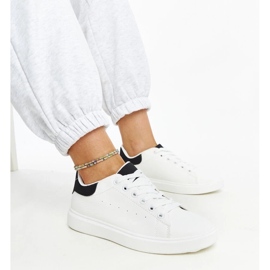 D/GMR Schwarze und weiße Turnschuhe auf der Ariam -Plattform 1