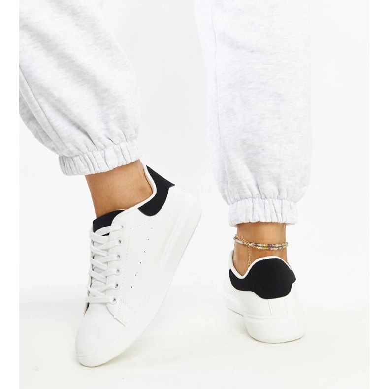 D/GMR Schwarze und weiße Turnschuhe auf der Ariam -Plattform 2