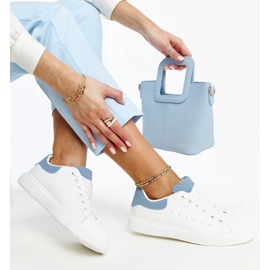 D/GMR Weiße und blaue Turnschuhe auf der Ariam -Plattform 1