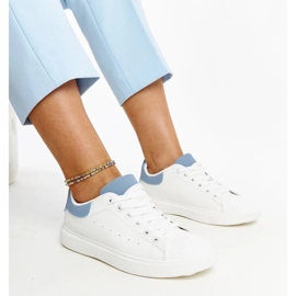 D/GMR Weiße und blaue Turnschuhe auf der Ariam -Plattform 2