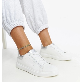 D/GMR Weiße und silberne Turnschuhe auf der Ariam -Plattform 1