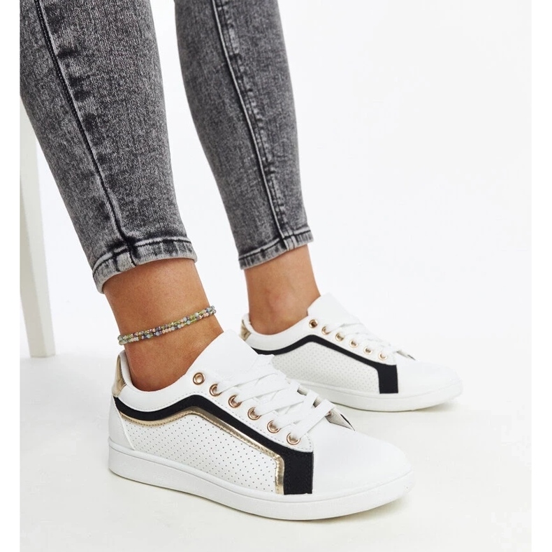 D/GMR Weiße und schwarze Sneakers auf der Amala-Plattform 2