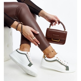 D/GMR Weiße und grüne Turnschuhe auf der Amala-Plattform 1