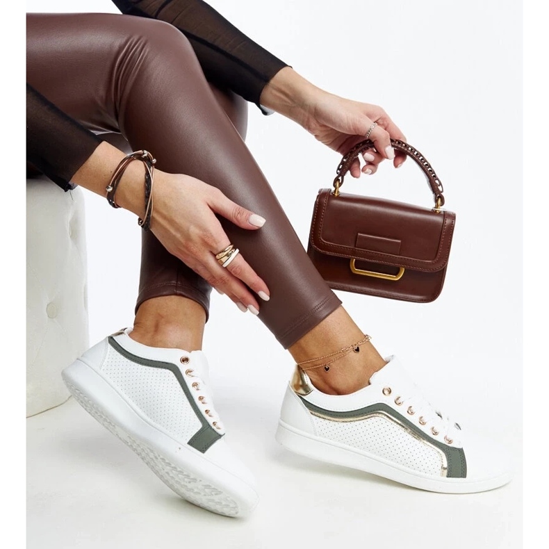 D/GMR Weiße und grüne Turnschuhe auf der Amala-Plattform 1