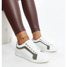 D/GMR Weiße und grüne Turnschuhe auf der Amala-Plattform 2