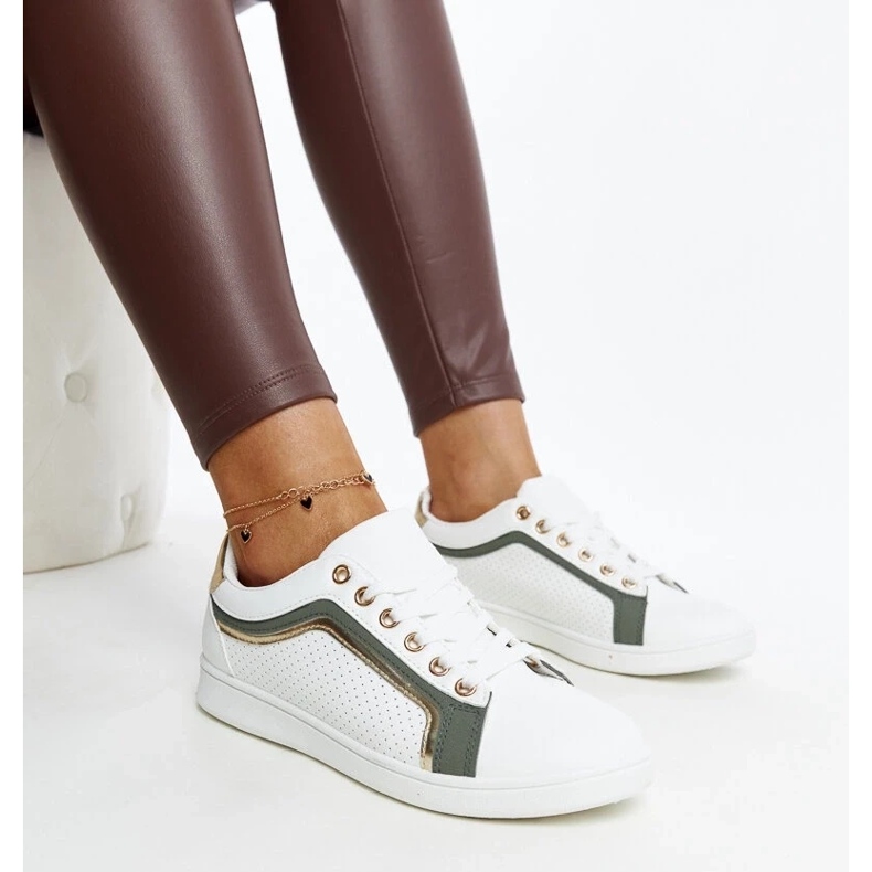 D/GMR Weiße und grüne Turnschuhe auf der Amala-Plattform 2