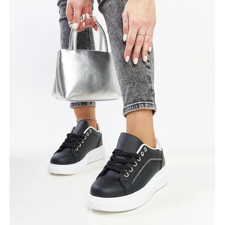 D/GMR Schwarze Sneakers mit dekorativen Perica-Strasssteinen 2