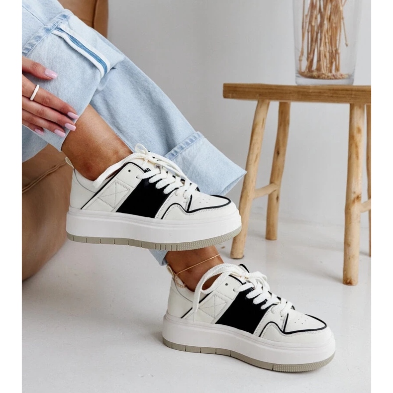 Weiße und weiße Leder -Turnschuhe auf der dicken Sohle von Abrar 2