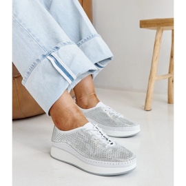 Silberne Ledersneaker auf der Amana-Plattform 1