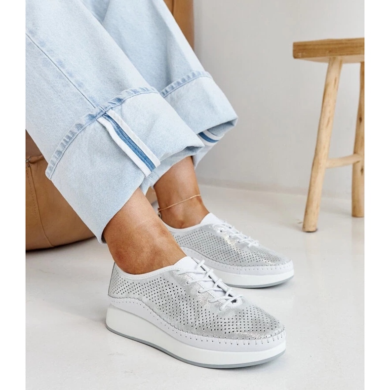 Silberne Ledersneaker auf der Amana-Plattform 1