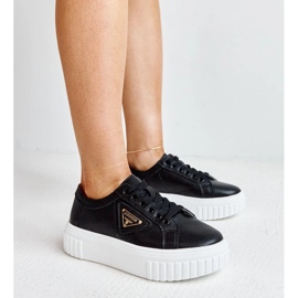 Schwarze Leder -Turnschuhe auf der dicken Sohle Attia 1