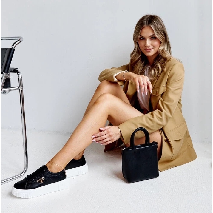 Schwarze Leder -Turnschuhe auf der dicken Sohle Attia 2