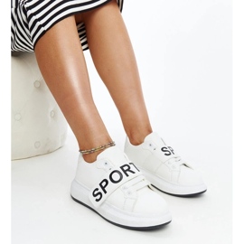 Weiße Turnschuhe auf der Ayna -Plattform 1