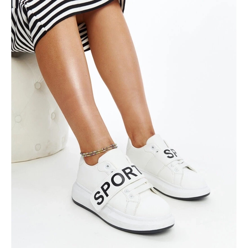 Weiße Turnschuhe auf der Ayna -Plattform 1