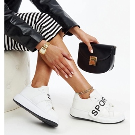 Weiße Turnschuhe auf der Ayna -Plattform 2