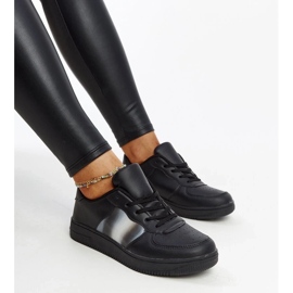 Schwarze Turnschuhe auf der Asmarin -Plattform 2