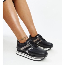 Schwarze Turnschuhe auf der hohen Sohle von Mehari 1