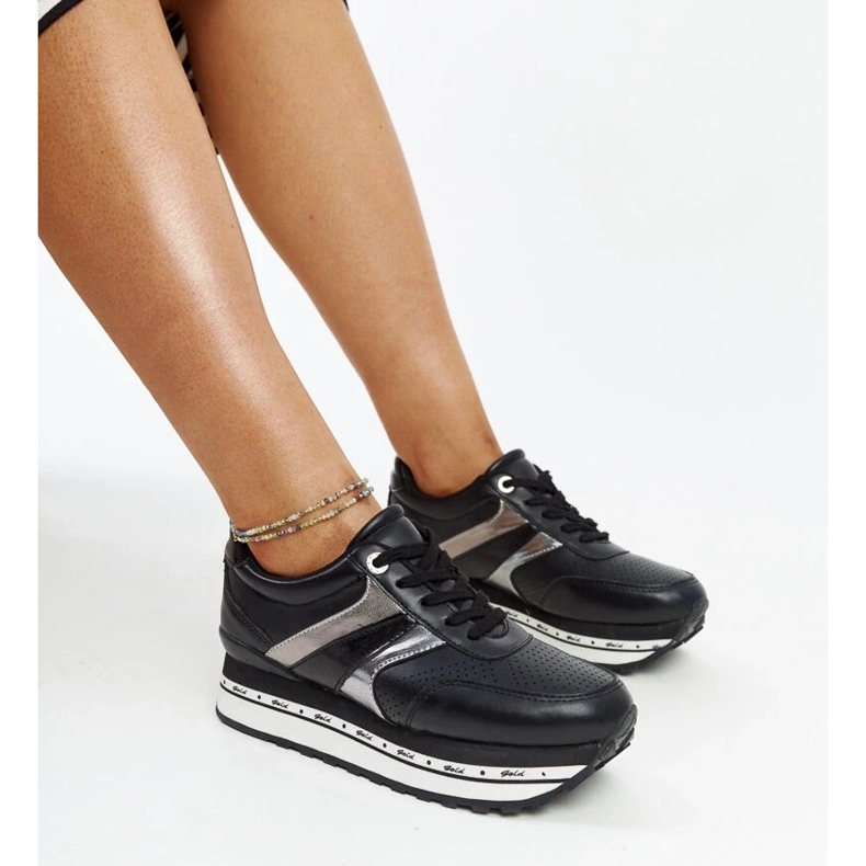 Schwarze Turnschuhe auf der hohen Sohle von Mehari 1