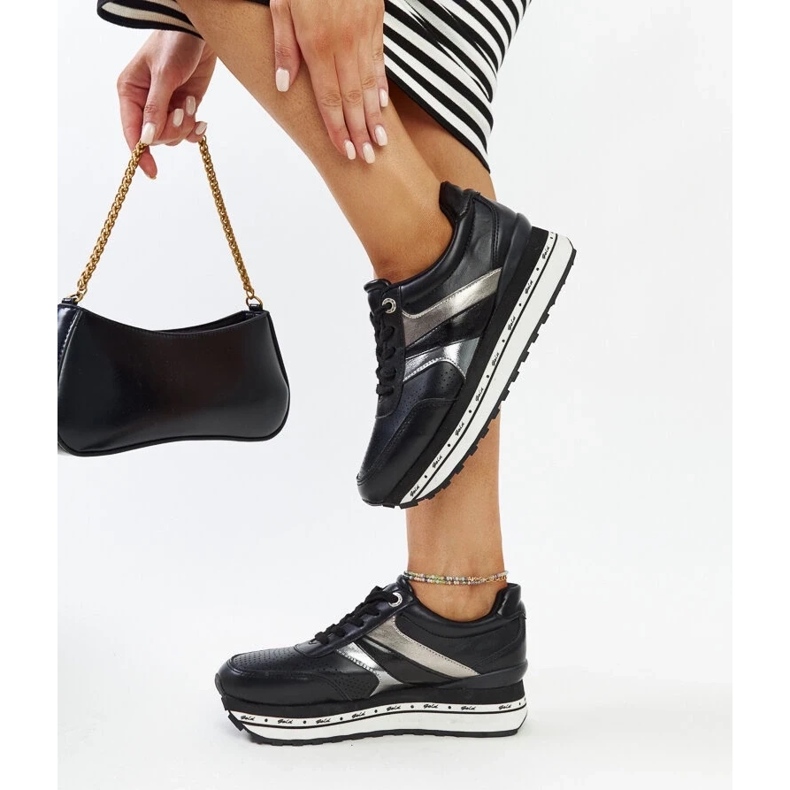 Schwarze Turnschuhe auf der hohen Sohle von Mehari 2