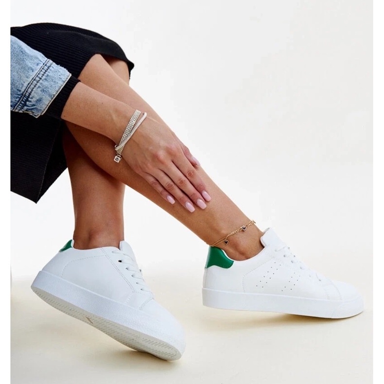 Weiße und grüne Akila-Sneaker 2