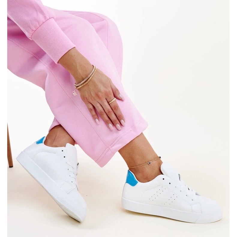 Weiße und blaue Akila-Sneaker 1