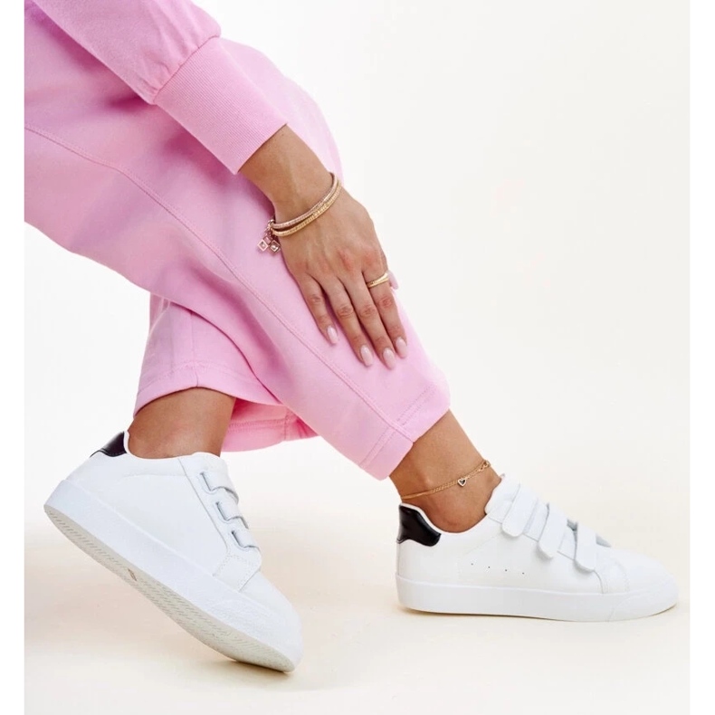 Weiße und schwarze Klett-Sneaker von Samala 2