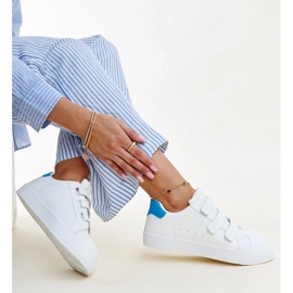 Weiße und blaue Klett-Sneaker von Samala 2